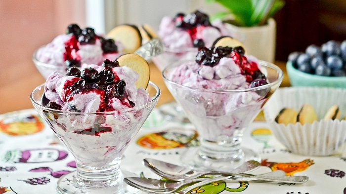 новогодний десерт с мороженым и ягодами